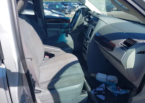 2010 Chrysler Town & Country Touring from USA, damaged, VIN 2A4RR5D16AR176131